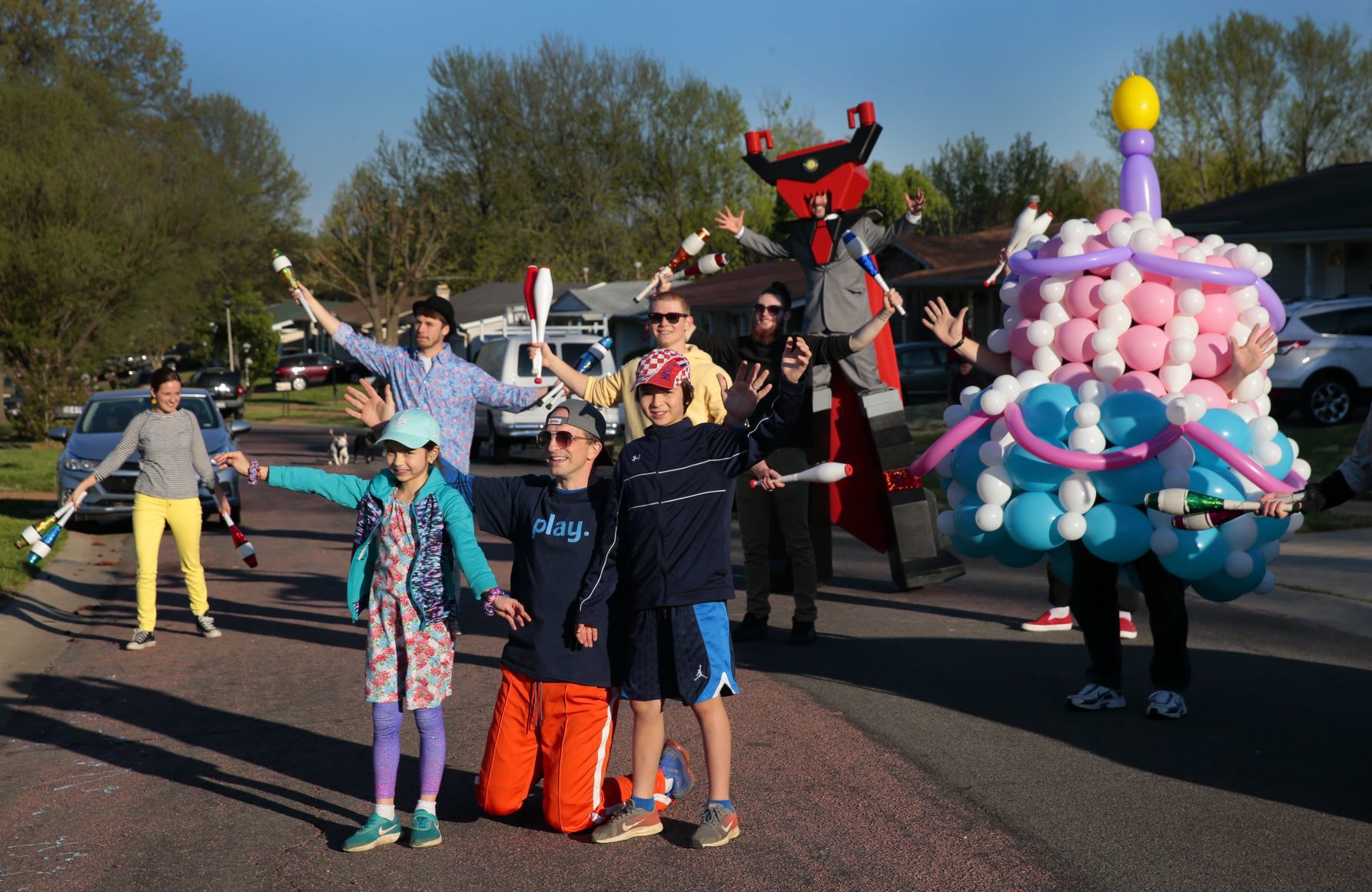 Circus performers gather for 9 year old's birthday quarantine parade
